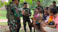 Sambut Tahun Ajaran Baru, Satgas Yonif 144/JY Bagi Alat Tulis untuk Anak di Perbatasan