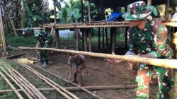 Satgas Yonif 144/JY Hadir dan Bantu Perbaiki Rumah Warga di Perbatasan