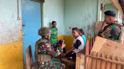 Satgas Yonif 144/JY Bantu Warga Perbatasan untuk Pemeriksaan Kesehatan Gratis