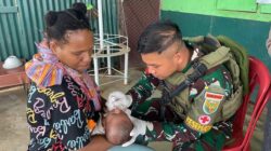 Satgas Yonif 144/JY Gelar Pelayanan Kesehatan Gratis di Koramil 1711-13/GTR