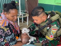 Satgas Yonif 144/JY Gelar Pelayanan Kesehatan Gratis di Koramil 1711-13/GTR