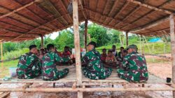 Satgas Yonif 144/JY Ajak Anak-Anak Perbatasan Belajar di Pondok Sederhana