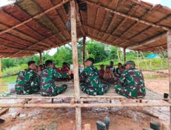 Satgas Yonif 144/JY Ajak Anak-Anak Perbatasan Belajar di Pondok Sederhana