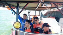 Tim SAR dan Satpol Airud Polres Banyuasin Terus Melakukan Pencarian Nelayan yang Hilang Tenggelam
