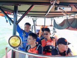 Tim SAR dan Satpol Airud Polres Banyuasin Terus Melakukan Pencarian Nelayan yang Hilang Tenggelam