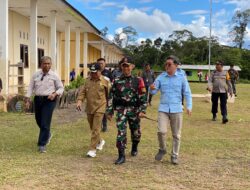 Tingkatkan Kemanunggalan TNI-Rakyat, Satgas Yonif 144/JY Berbagi Bersama Warga Kampung Naga