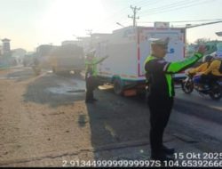 Personel Polsek Talang Kelapa Kawal Arus Lalu Lintas Pagi di Titik Rawan Macet