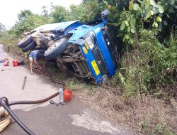 Mobil Pengangkut Minyak Milik PT Sejahtera Perkasa Energi di Desa Tebing Bulang, Kecamatan Sungai Keruh, Musi Banyuasin, Sumatera Selatan, Menjadi Sorotan Masyarakat 