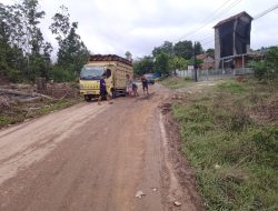 Jalan Provinsi di Antara Desa Gajahmati dan Desa Tebing Bulang, Kecamatan Sungai Keruh, Masih Rusak Parah