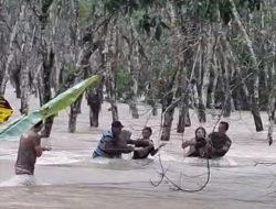 Heroik! Babinsa Belitang Evakusi Warga Terseret Arus Banjir