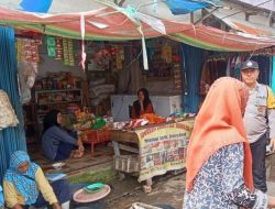 Polsek Mariana Tingkatkan Rasa Aman dengan Patroli Jalan Kaki di Pasar dan Keramaian