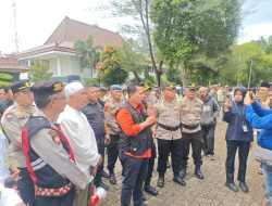 POLRES BANYUASIN GELAR PENGAMANAN DAN MONITORING AKSI MASYARAKAT DI KANTOR BUPATI