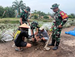 Peduli Lingkungan, Satgas TMMD ke-127 Bersama Warga Tanam Pohon di Bantaran Sungai Desa Wonosari