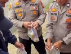 Polsek Mariana Bagikan Takjil untuk Warga dan Pengendara di Bulan Ramadhan