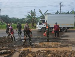 Korem 044/Gapo Laksanakan Karya Bakti Penambalan Jalan Berlubang Dukung Kelancaran Arus Mudik Lebaran