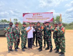 Dansatgas TMMD 127 Serahkan Plakat sebagai Bentuk Apresiasi kepada Masyarakat Desa Wonosari