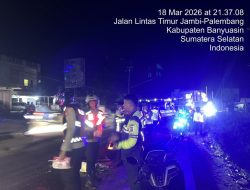 Cegah Kecelakaan, Kabag Ops Polres Banyuasin Pimpin Langsung Pembersihan Tumpahan Solar di SPBU Sedompo Betung