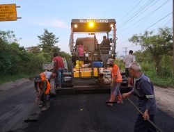 Dalam Dua Bulan Setidaknya 700 Ton Aspal dan 200 Kubik Batu Agregat Telah Disiapkan Untuk Menjaga Fungsionalitas Jalan Utama Menuju Gerbang Penyeberangan 