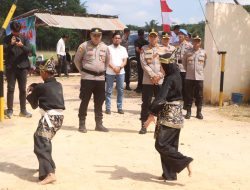 Kapolres Banyuasin AKBP Risnan Aldino Kunjungi Polsek Tungkal Ilir, Salurkan Bantuan Sosial hingga Tebar Benih Ikan