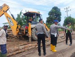 Polres Banyuasin Respons Keluhan Warga, Perbaiki Jalan Rusak di Sungai Dua Rambutan