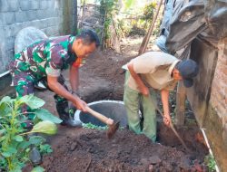 Wujud Kemanunggalan TNI, Babinsa Rejoso Gotong Royong Renovasi MCK Warga Binangun
